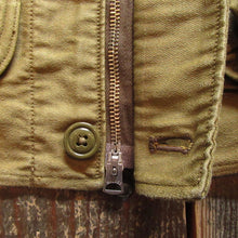 画像をギャラリービューアに読み込む, 【FREEWHEELERS/フリーホイーラーズ】“SPEED ENGINEER” SLEEVELESS COAT KHAKI