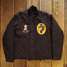 画像をギャラリービューアに読み込む, 【FREEWHEELERS/フリーホイーラーズ】“KNUCKLE BONES” on “AAF 90thBG 400thBSQ” CIVILIAN DECK JACKET
